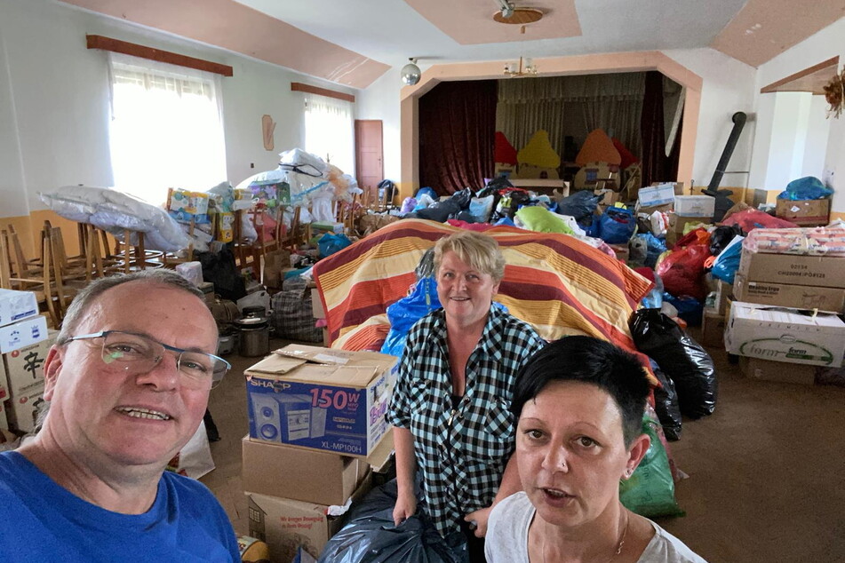 Der Mittweidaer Truppe um Peter Großer (57, l.) und Jana Zwinzscher (r.) brachten die Spenden für die Tornado-Opfer in eine große Veranstaltungshalle.