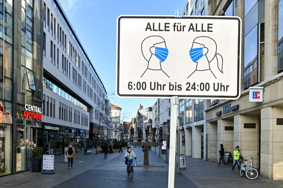 Dieses Schild am Eingang zur Grimmaischen Straße wurde im März überklebt, um den Eindruck einer angeblichen Impflicht entstehen zu lassen.