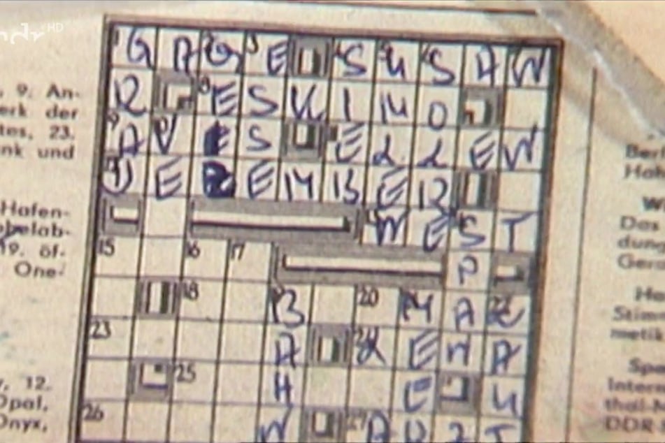 Unter anderem dieses ausgefüllte Kreuzworträtsel befand sich in Zeitungen, mit denen die Leiche des Grundschülers bedeckt war.