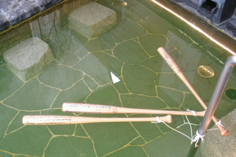 Japans Polizei verwendet Baseballschläger, um in Onsen auf Betrüger aufmerksam zu machen.