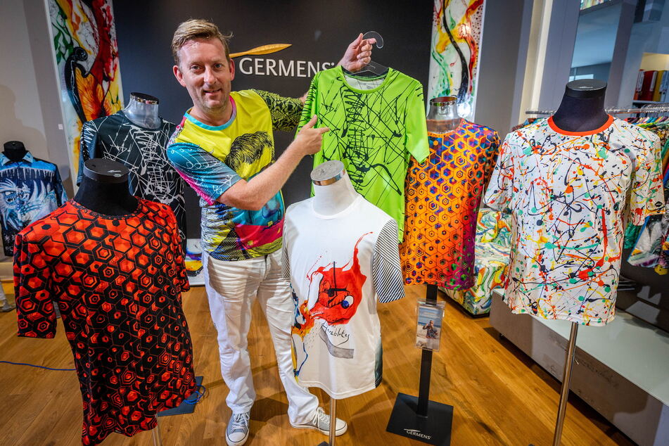 "Germens"-Firmenchef René König (49) zeigt in seinem Chemnitzer Store eine Auswahl seiner Kollektion.