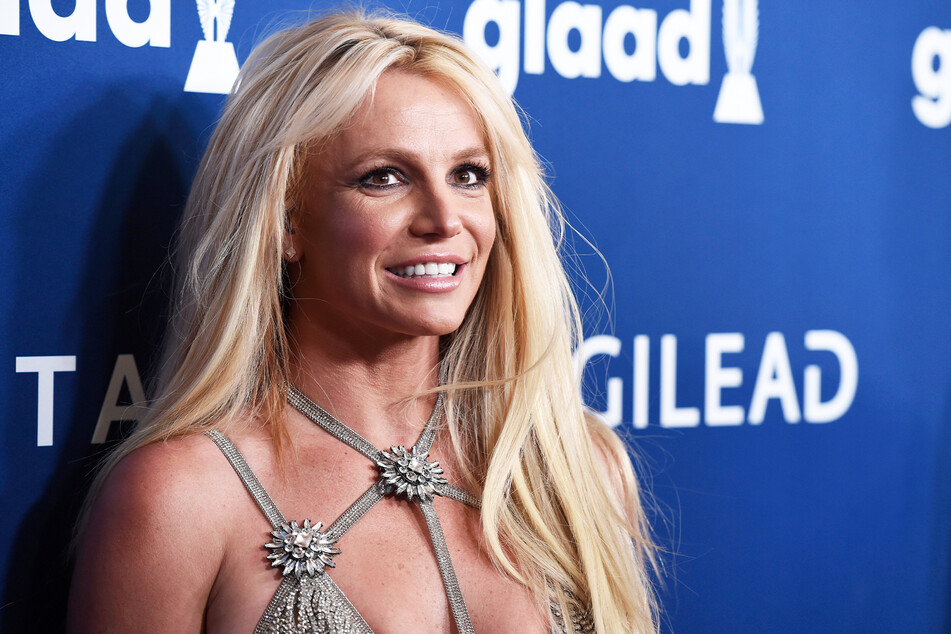 Britney Spears (39) postete auf Instagram ein Kinderfoto von sich, auf dem sie todernst den Mittelfinger zeigt.