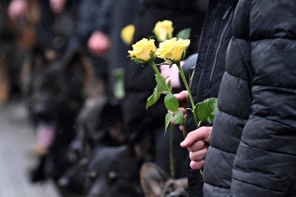 Am Freitag hatten an einer Trauerfeier für den Jungen rund 800 Menschen in Dormagen teilgenommen.