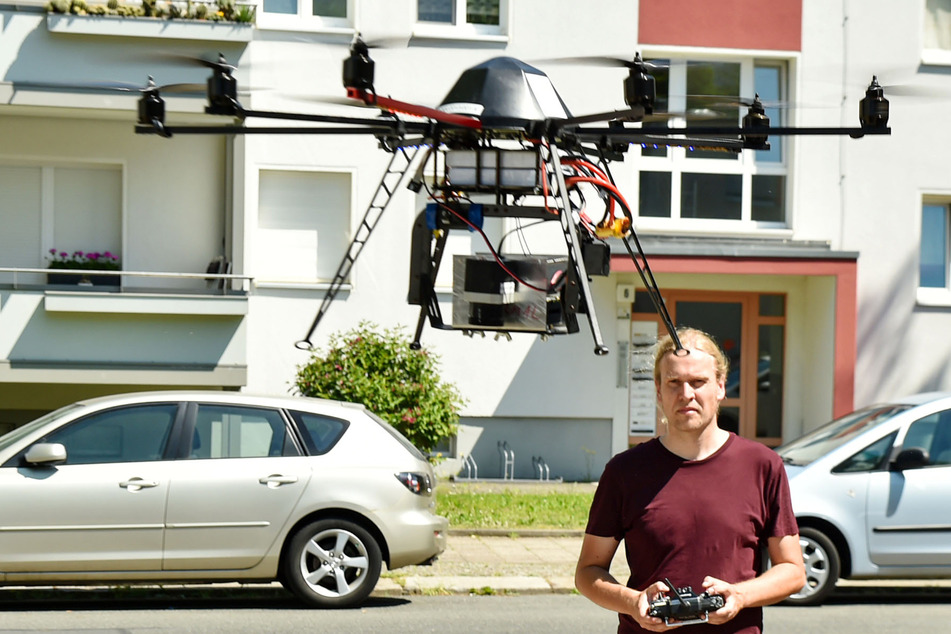 Drohnen fliegen über Dresdens Schulen und Kitas: Was machen die da?