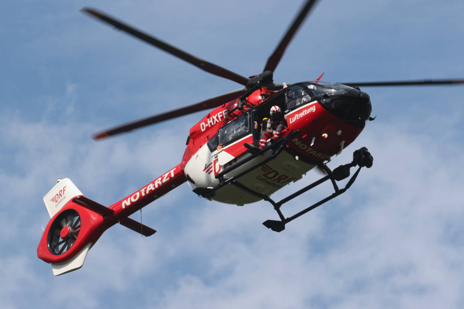 Die schwer Verletzten Flugzeuginsassen sind mit einem Hubschrauber in umliegende Krankenhäuser geflogen worden. (Symbolfoto)
