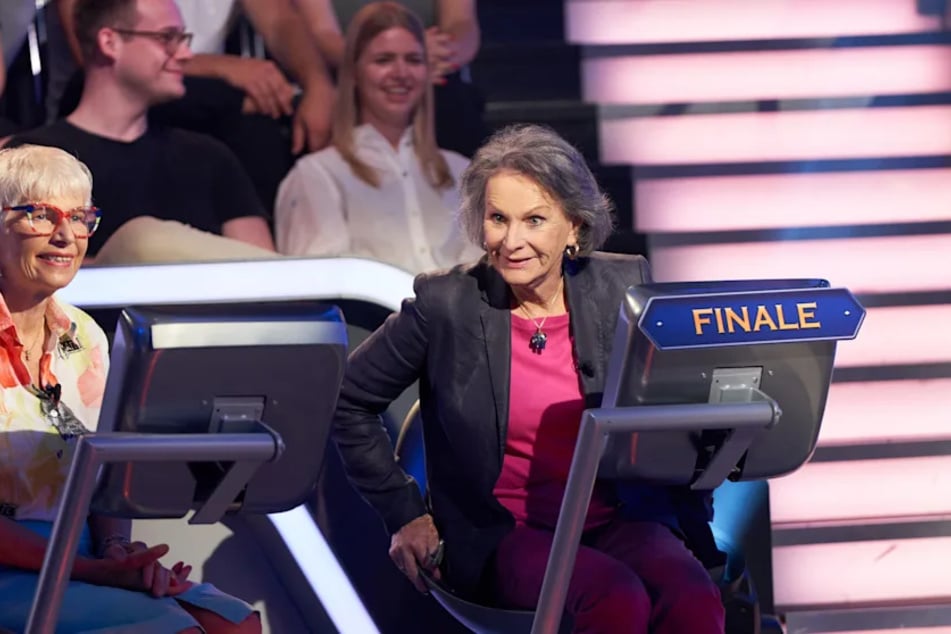 Petra Tanzi (81, r.) aus Frankfurt am Main sicherte sich mit ihrem Gewinn von 16.000 Euro einen Platz im Finale.