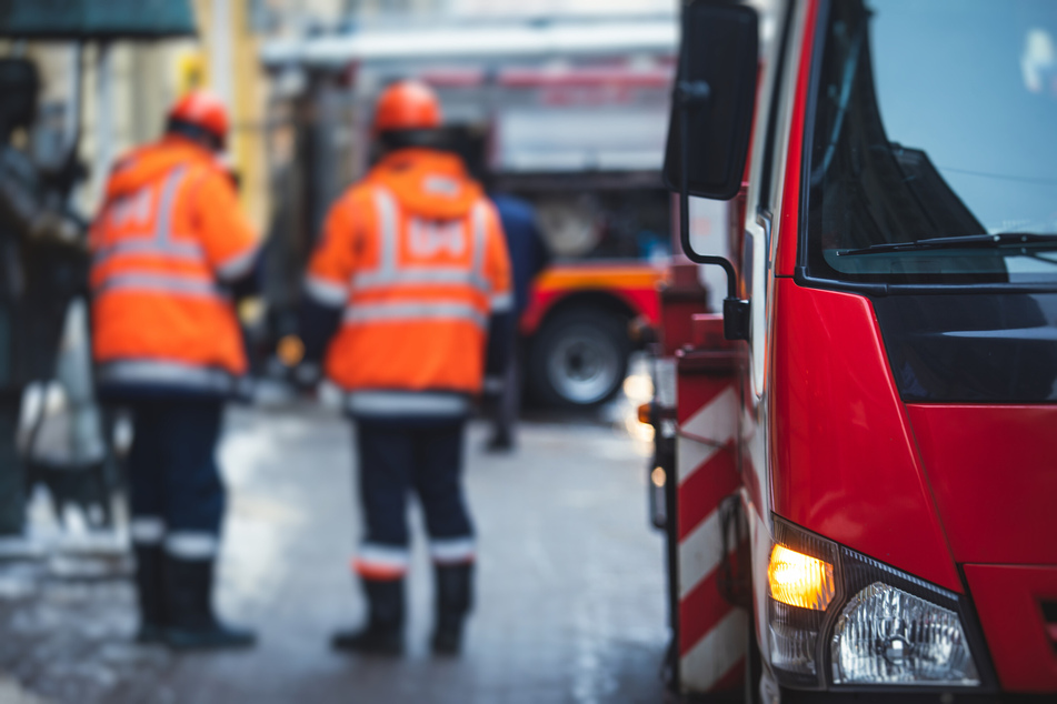Mitten in der Nacht wurde die Feuerwehr zu einem Wohnungsbrand in Krefeld gerufen. Eine Person wurde schwer verletzt und musste ins Krankenhaus gebracht werden. (Symbolbild)
