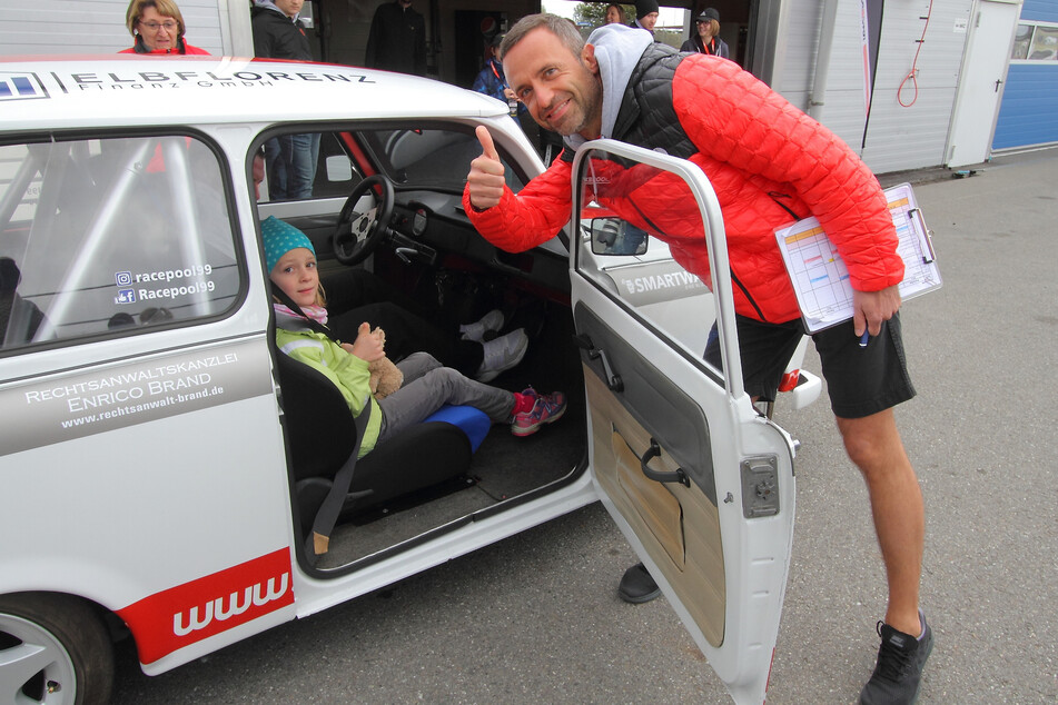 Daumen hoch und ab geht's: Steve Mizera (45) gibt Neah (7) die Fahrt mit dem Renn-Trabi frei.