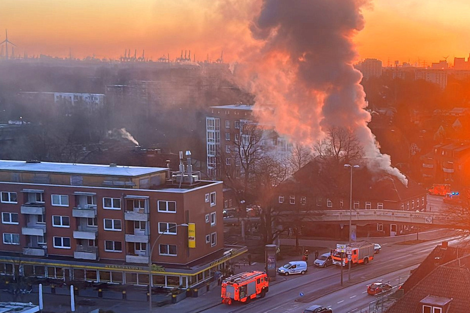 Hamburg: Meterhohe Rauchsäule! Pizzeria geht in Flammen auf