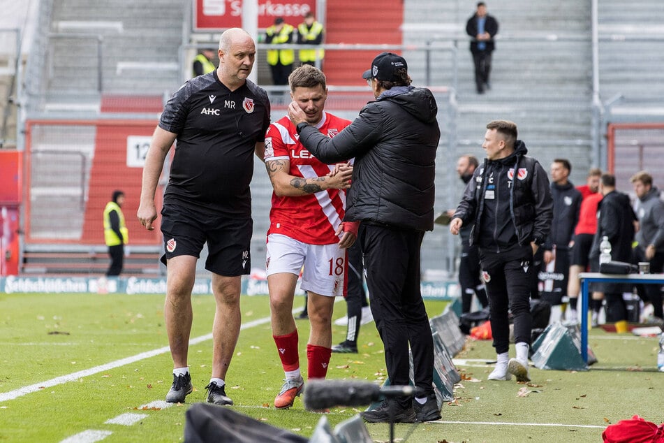 Torjäger Erik Engelhardt (28, M.) hat es im Donnerstagstraining am Knie erwischt.