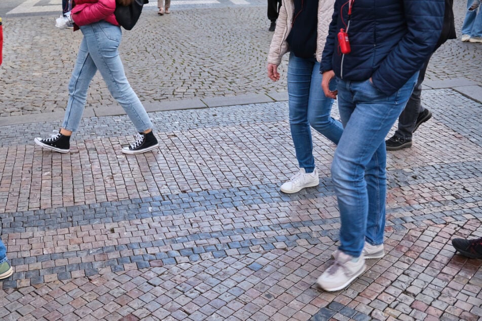Auf dem Schulweg wurden zwei Mädchen (beide 14) von einem drei Jahre älteren Jungen attackiert. (Symbolfoto)