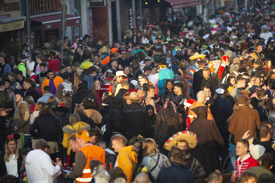 11.11.2021: Bilder einer überfüllten Zülpicher Straße gingen damals durch die Medien.