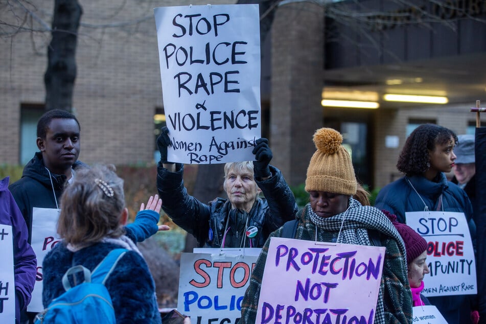 Demonstranten von "Women Against Rape &amp; Women of Colour Global Woman's Strike" versammeln sich vor dem Gericht, in dem der Fall um den Polizisten verhandelt wird.