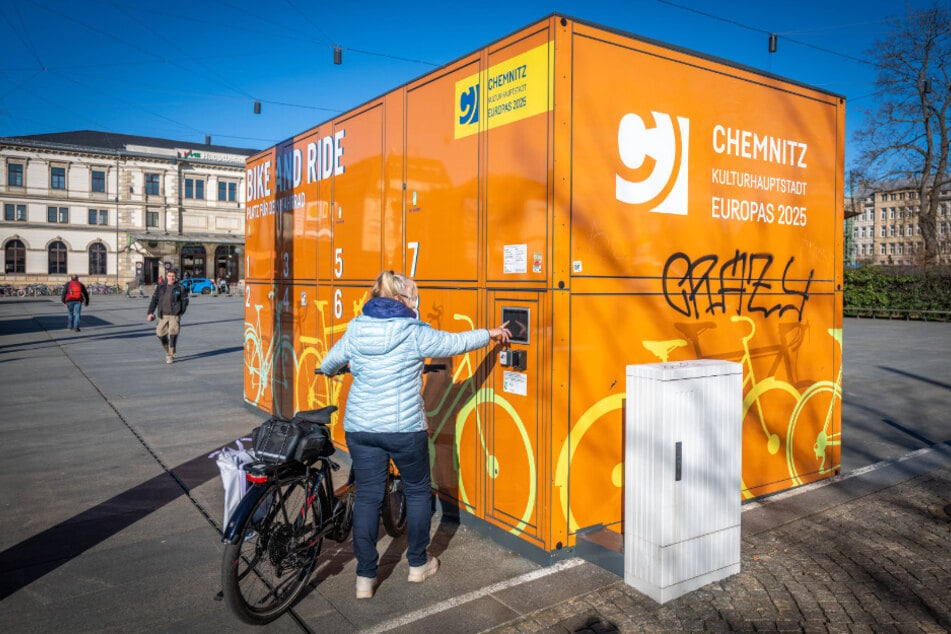 Eine von drei Fahrradboxen steht am Chemnitzer Hauptbahnhof.