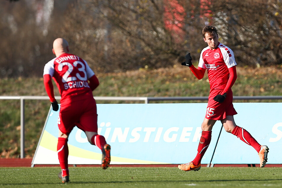 Franz Häfner (r.) jubelt auch heute noch im Trikot von Einheit Kamenz.