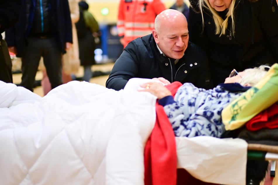 Berlin: 14.000 Haushalte wieder mit Strom versorgt: Zehntausende frieren weiter im Dunkeln