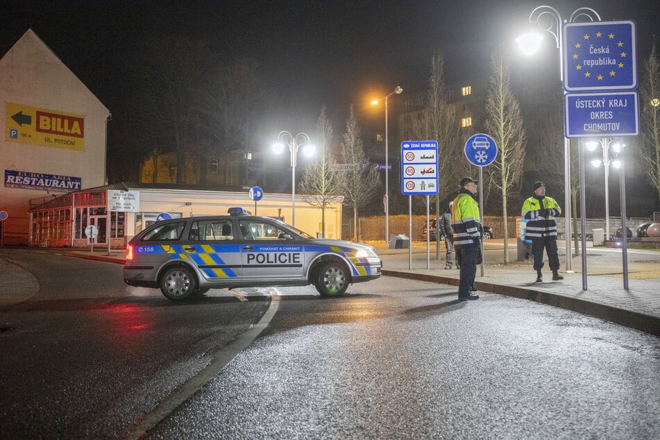 Tschechische Polizisten riegeln den Grenzübergang in Bärenstein ab.