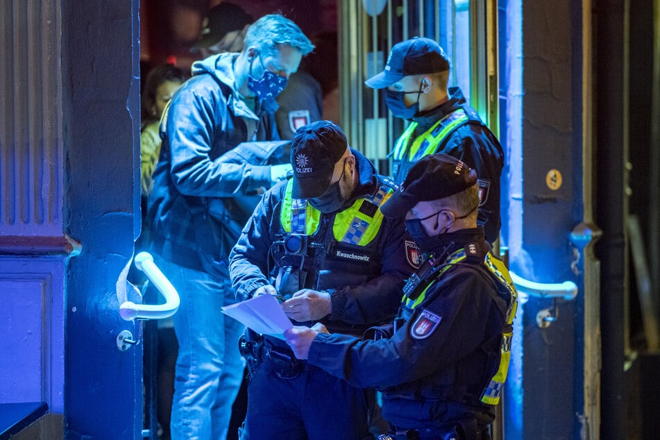 Polizisten kontrollieren in einer Kiez-Kneipe am Hans-Albers-Platz die Einhaltung der Corona-Vorgaben in der Gastronomie.