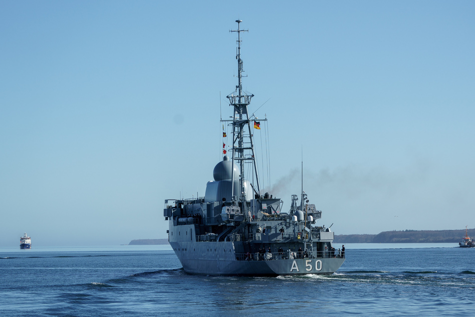 Das Flottendienstboot "Alster" läuft zur Verstärkung der Nato-Nordflanke aus dem Marinehafen in Eckernförde aus.