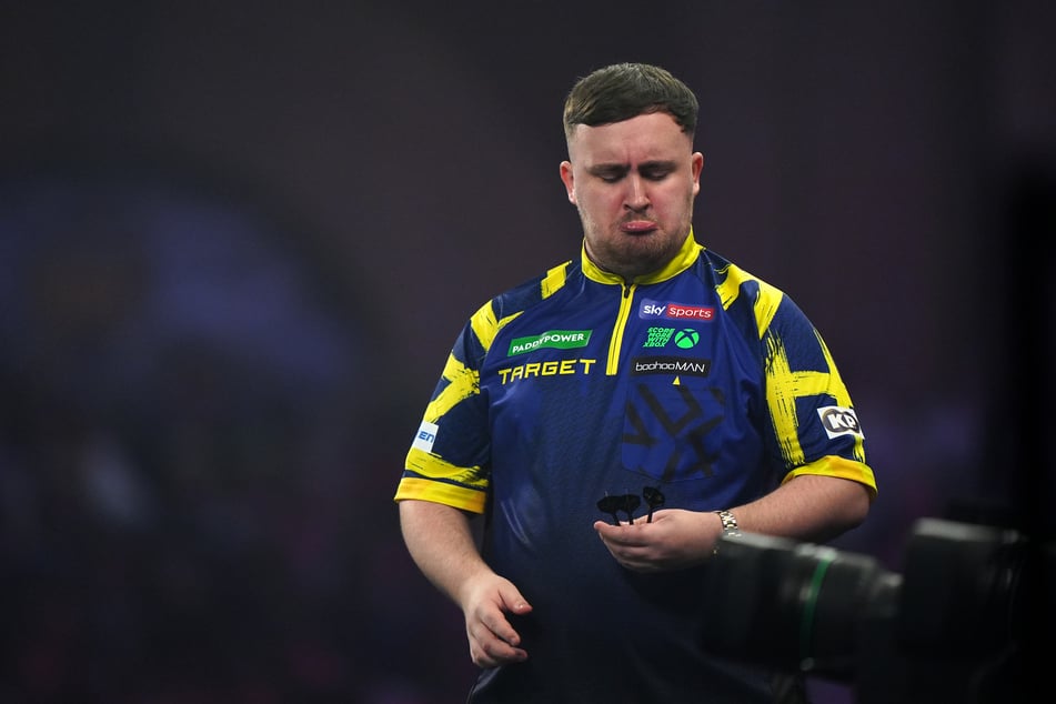 Favorit Luke Littler (18) byl docela překvapen: ve svém zápasu druhého kola jeho soupeř David Davies (40) najednou zmizel.