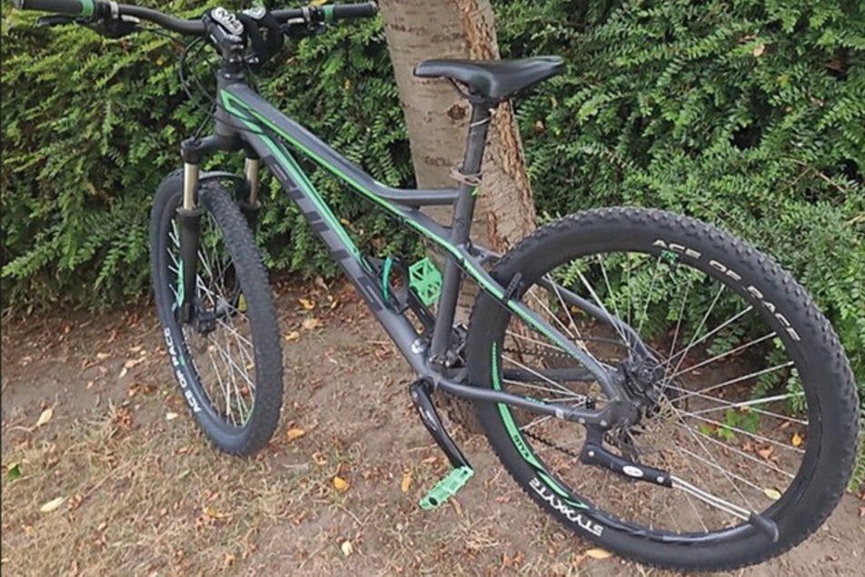 Dieses "Bulls"-Fahrrad warf der Täter auf das Wohnmobil.