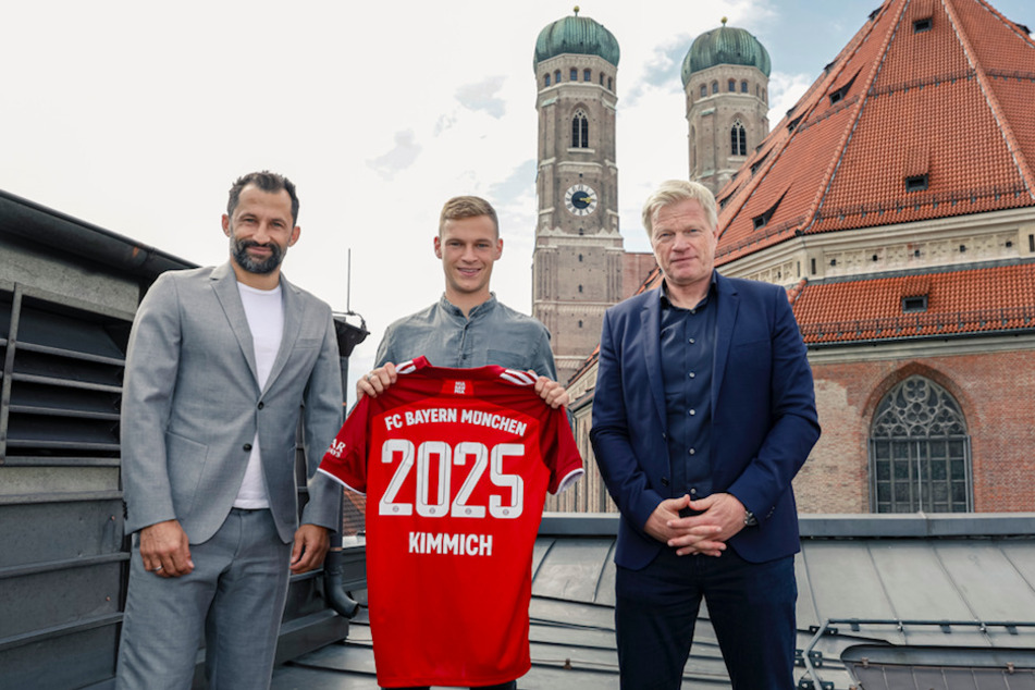 Vorstand Oliver Kahn (52, v.r.n.l.) Nationalspieler Joshua Kimmich (26) und Sportvorstand Hasan Salihamidzic (44) nach der Bekanntgabe der Vertragsverlängerung.