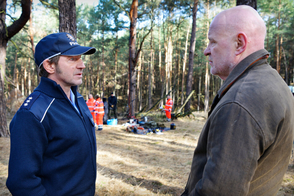 Die Chemie stimmt nicht mehr: Fichte (Thorsten Merten ,l.) meldet Kommissar Krüger(Christian Redl, r.) die bisherigen Erkenntnisse.