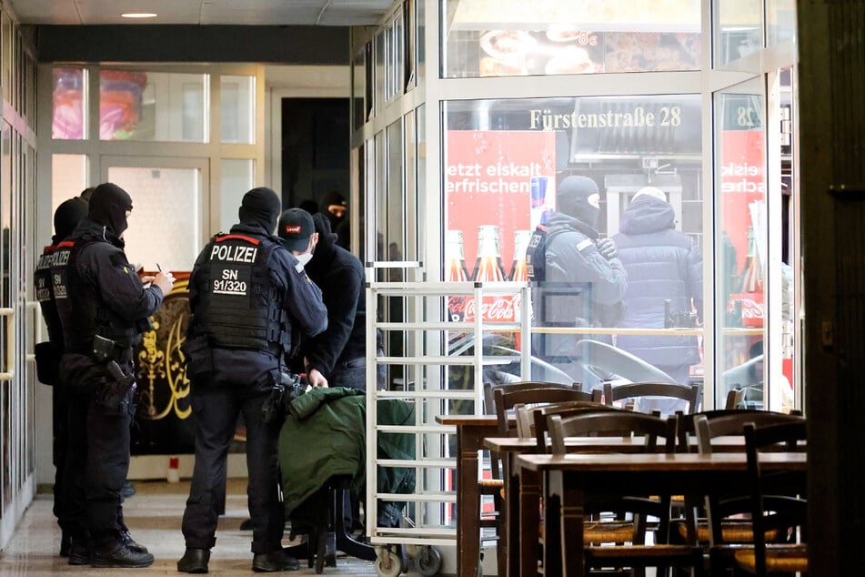 Polizei und Zoll bei einer Großrazzia Anfang Februar auf dem Sonnenberg. Dieser ist Schwerpunkt Nr. 2 der "gefährlichen Orte" in Chemnitz.