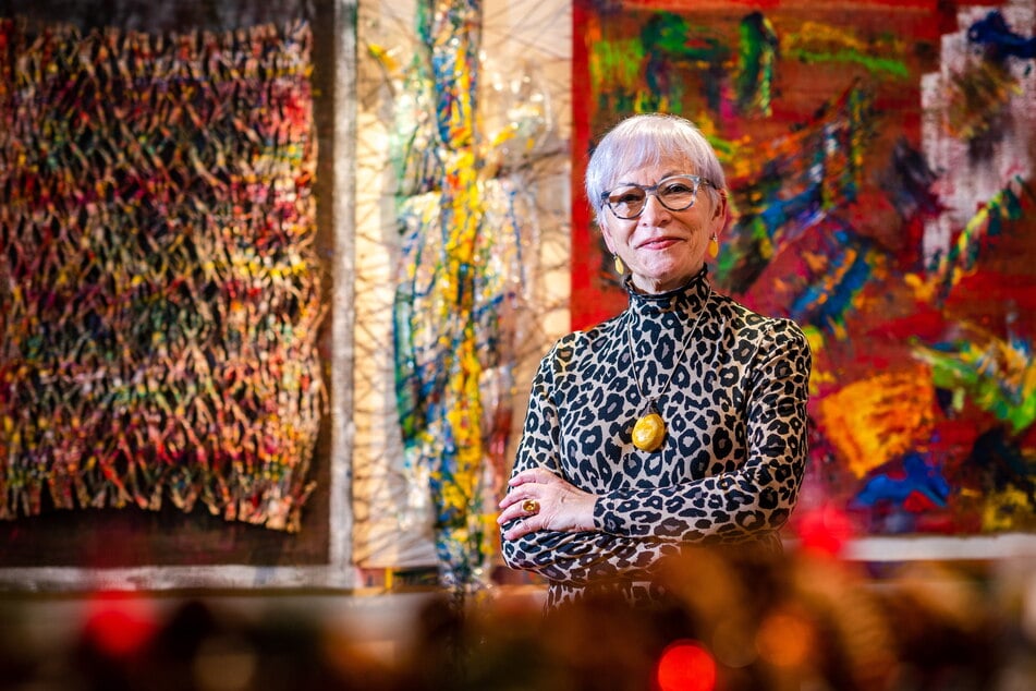 Organisatorin Renate Lang (76) hat im Hotel "First Inn" Kunstwerke des Künstlers Bernd Gröbers ausgestellt, die mit Altstoffen wie Verpackungen und alten Jeans bestückt sind.