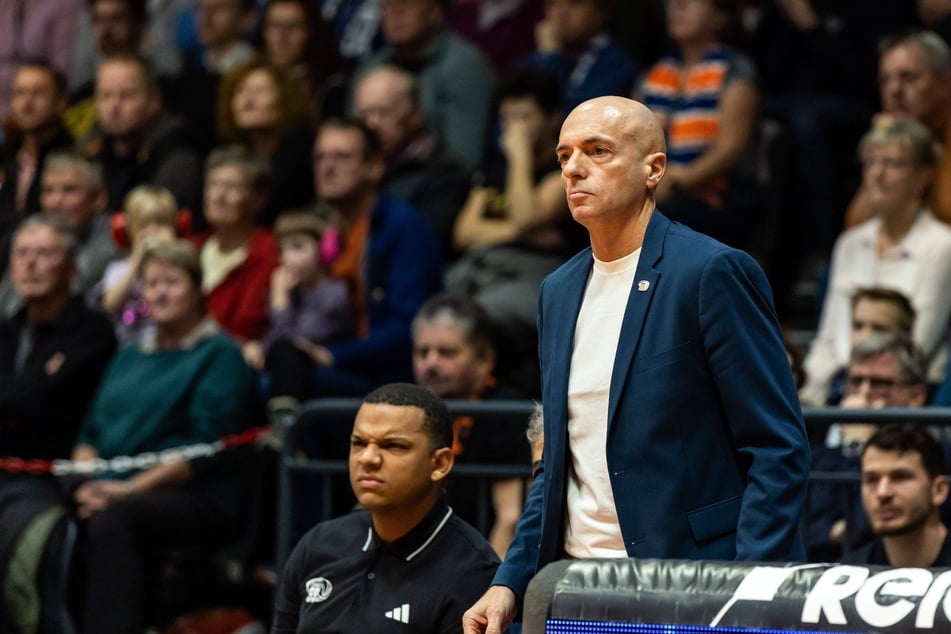Finstere Miene am Spielfeldrand: Niners-Coach Rodrigo Pastore (53) konnte mit dem Endergebnis nicht zufrieden sein.