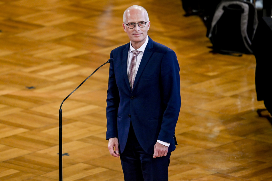 Hamburgs Erster Bürgermeister, steht vor seiner Vereidigung in der Sitzung der Hamburgischen Bürgerschaft am Mikrofon.