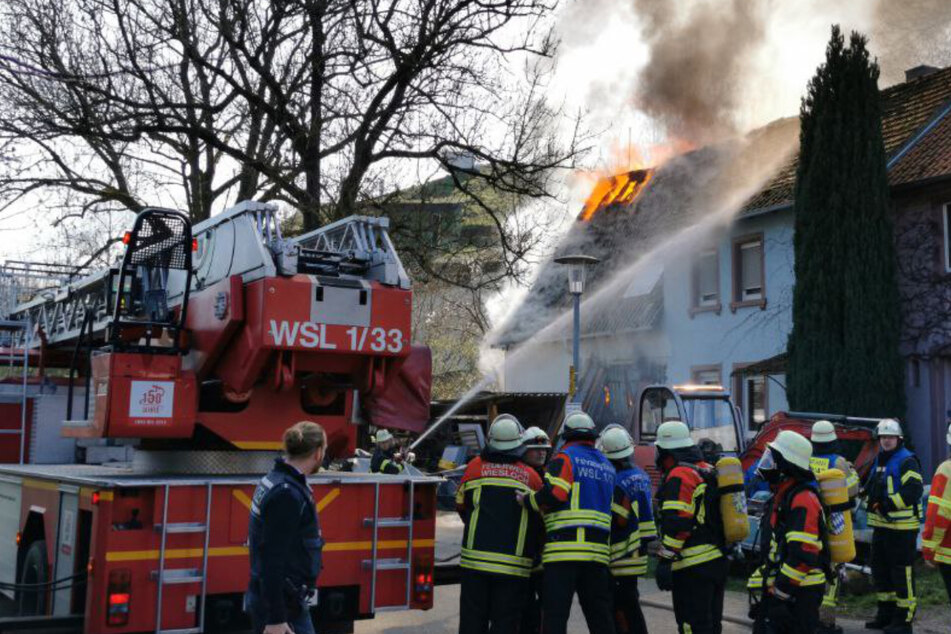 Die Feuerwehr beim Löschen des Brandes.
