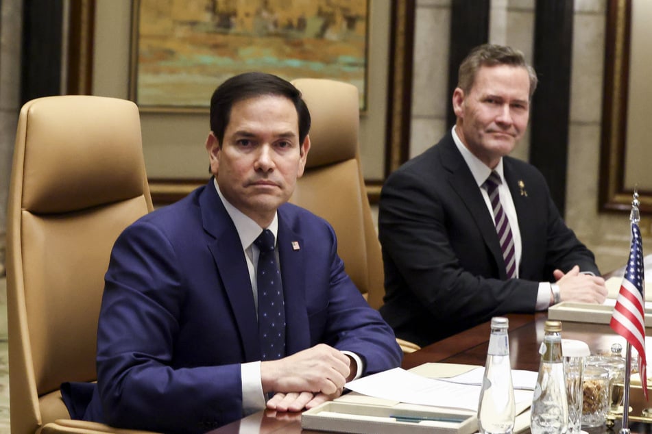 US-Außenminister Marco Rubio (53, l) sitzt neben dem nationalen Sicherheitsberater Mike Waltz (51) während eines Treffens mit dem saudischen Außenminister.