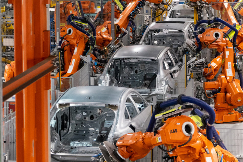 Ukraine-Krieg trifft die Autobauer: Kurzarbeit bei BMW! Audi und MAN stoppen Bänder