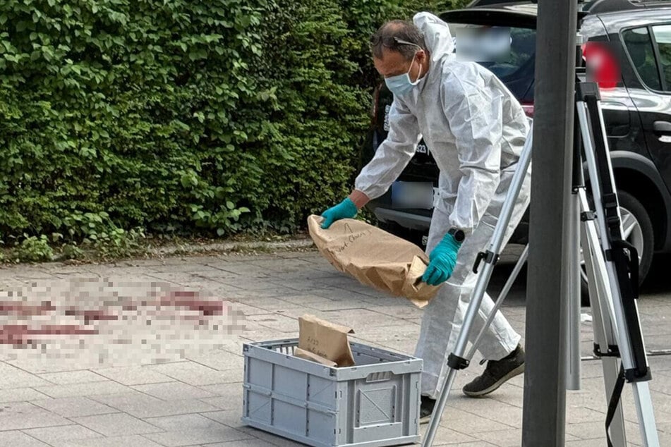 Das Schwert lag auf dem Beifahrersitz des Wagens und wurde von Ermittlern gesichert.