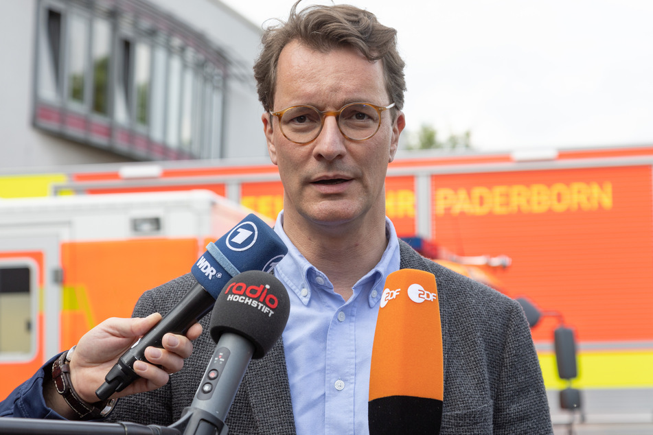 Hendrik Wüst (46, CDU) verschaffte sich am Samstag einen Überblick in Paderborn und sicherte Hilfen zu.