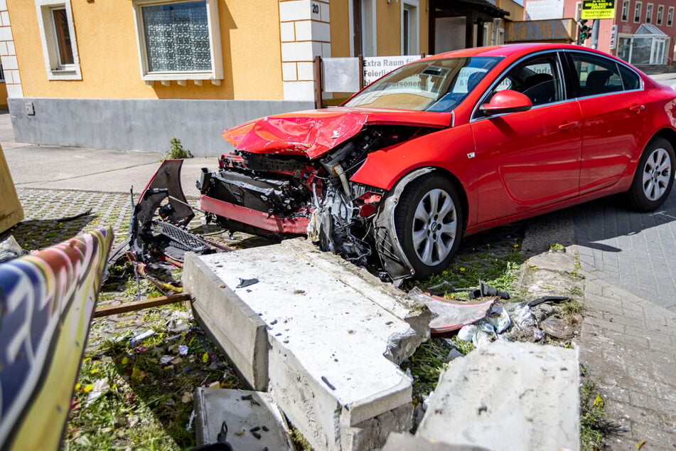 Opel-Fahrer gibt plötzlich Gas und rast in Mauer: Was war da los?