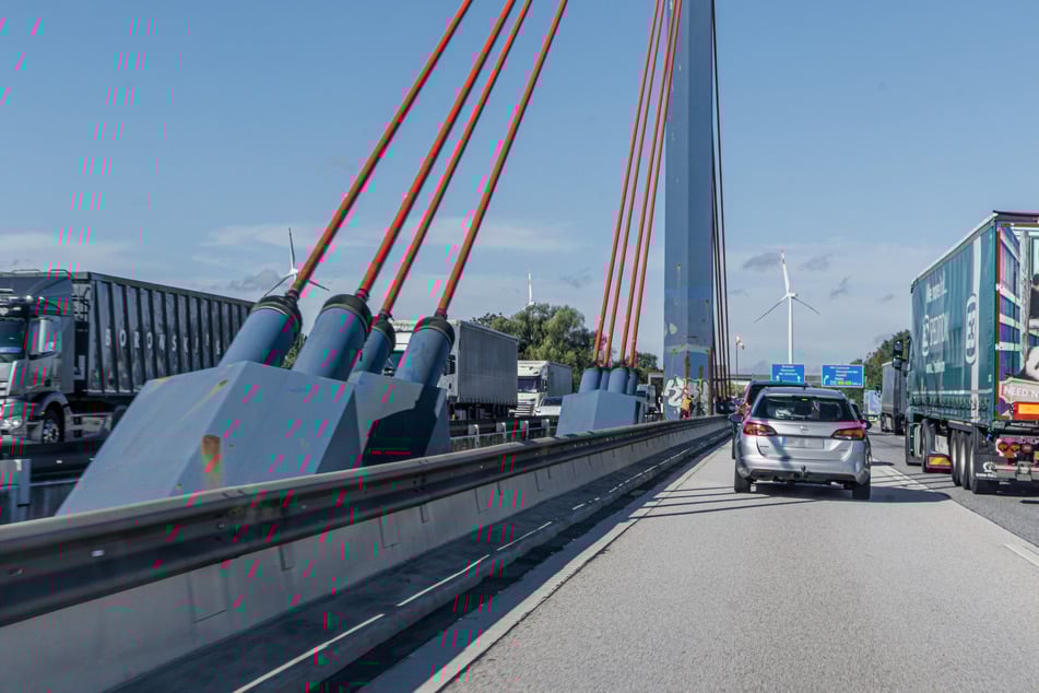 Die Köhlbrandbrücke und die Norderelbbrücke sind am Wochenende gesperrt - Hamburg steht still. (Symbolfoto)