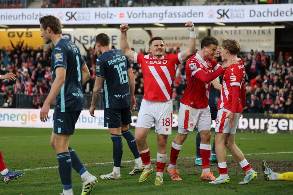 Cottbus' Goalgetter Erik Engelhardt (M.) ließ am Dienstagabend die Muskeln spielen.
