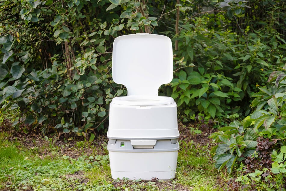 Die Täter entnahmen eine mobile Toilette sowie eine Seitenverblendung (Symbolbild).