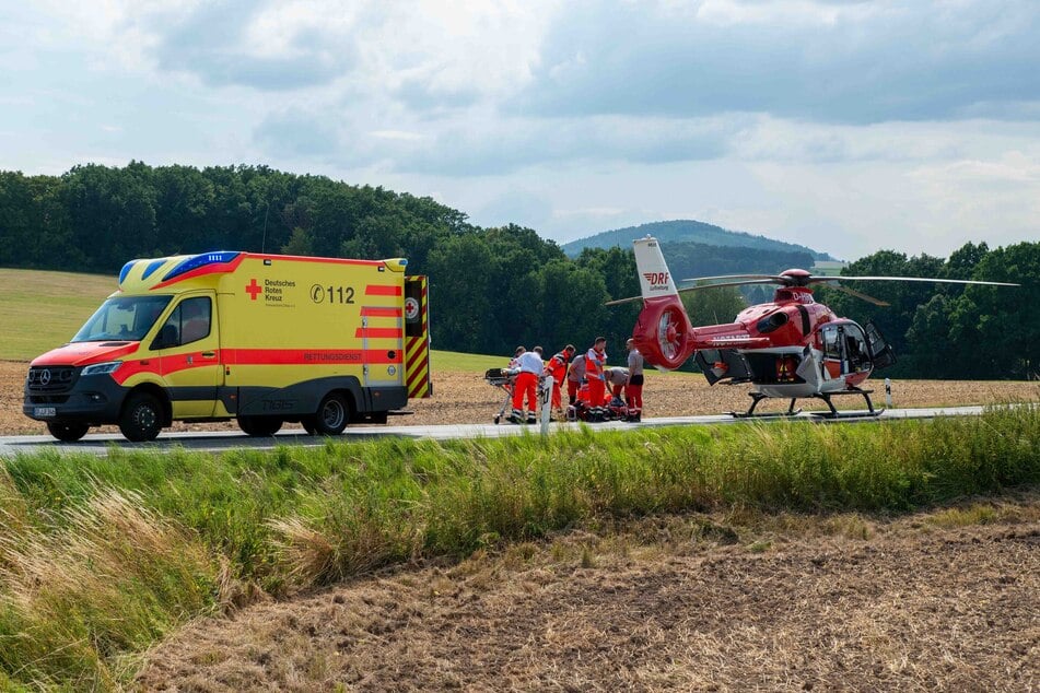 Die schwer verletzte 70-jährige Beifahrerin des Fords, welche eingeklemmt wurde, musste per Hubschrauber ins Krankenhaus geflogen werden.