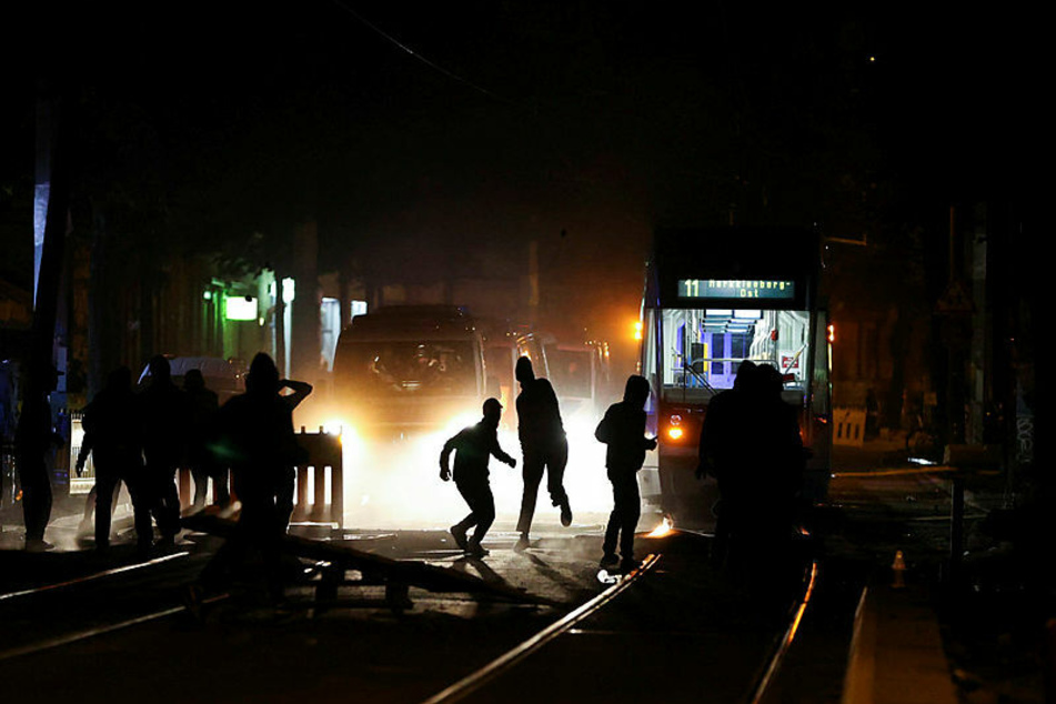 Randale am Freitag: In Connewitz blockieren Chaoten den Straßenbahnverkehr und feuern Steine auf Polizisten.