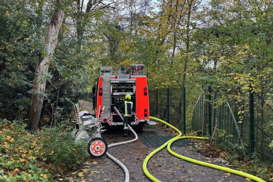 Das Löschwasser musste über eine lange Schlauchleitung aus dem Volkspark Humboldthain herangeschafft werden.