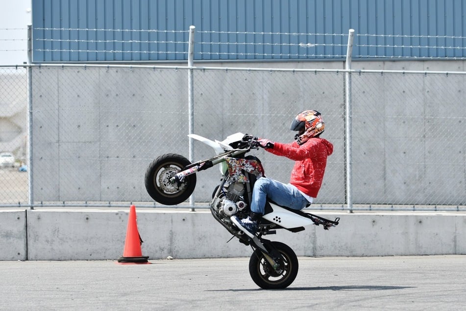 Bei einem sogenannten "Wheelie" fährt man auf dem Hinterrad. (Symbolbild)