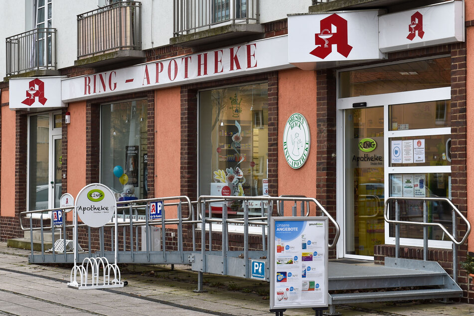 Aus der Apotheke an der Reicker Straße erbeutete der Räuber 200 Euro.