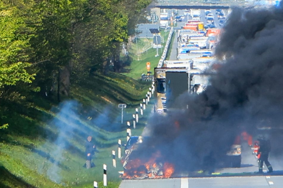 Hybridfahrzeug fängt auf A1 Feuer: Rauch zieht über die Fahrbahn, Autobahn gesperrt
