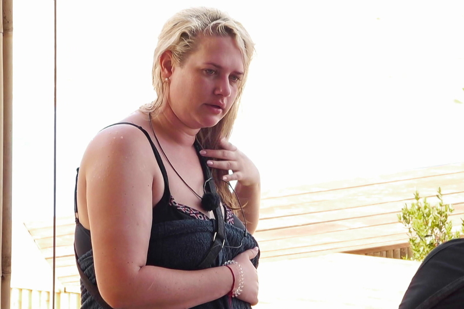 Die neue Folge fängt dramatisch für Sarah Knappik (36) an: Beim Duschen fallen ihr die Haare aus.