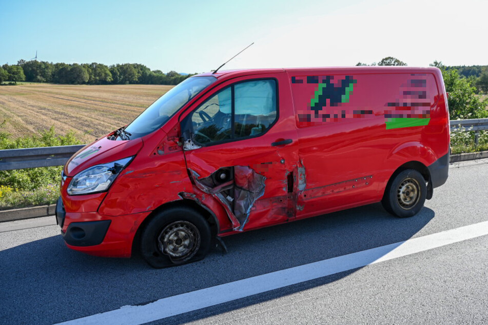 Der Ford Transit wurde stark beschädigt.