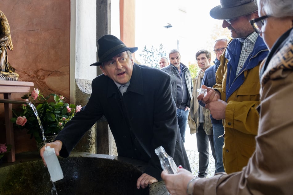 Graf Christian Sevelda (l.) stellt die Ermittler vor arge Probleme.