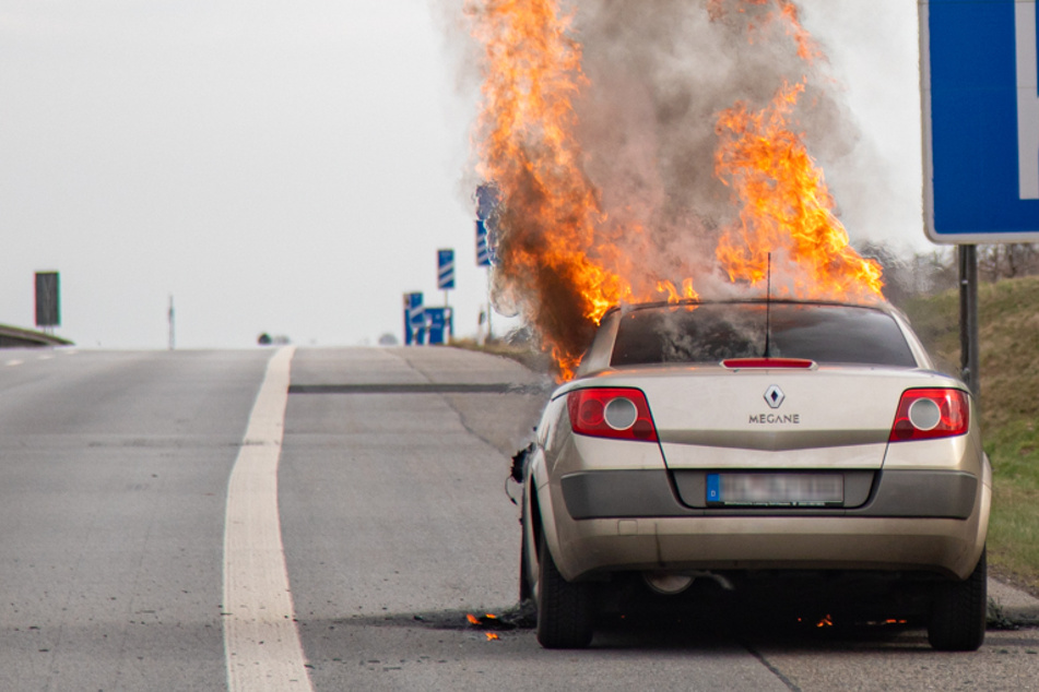 Unfall A4: Renault brennt auf der A4: Autobahn Richtung Görlitz 90 Minuten lang dicht